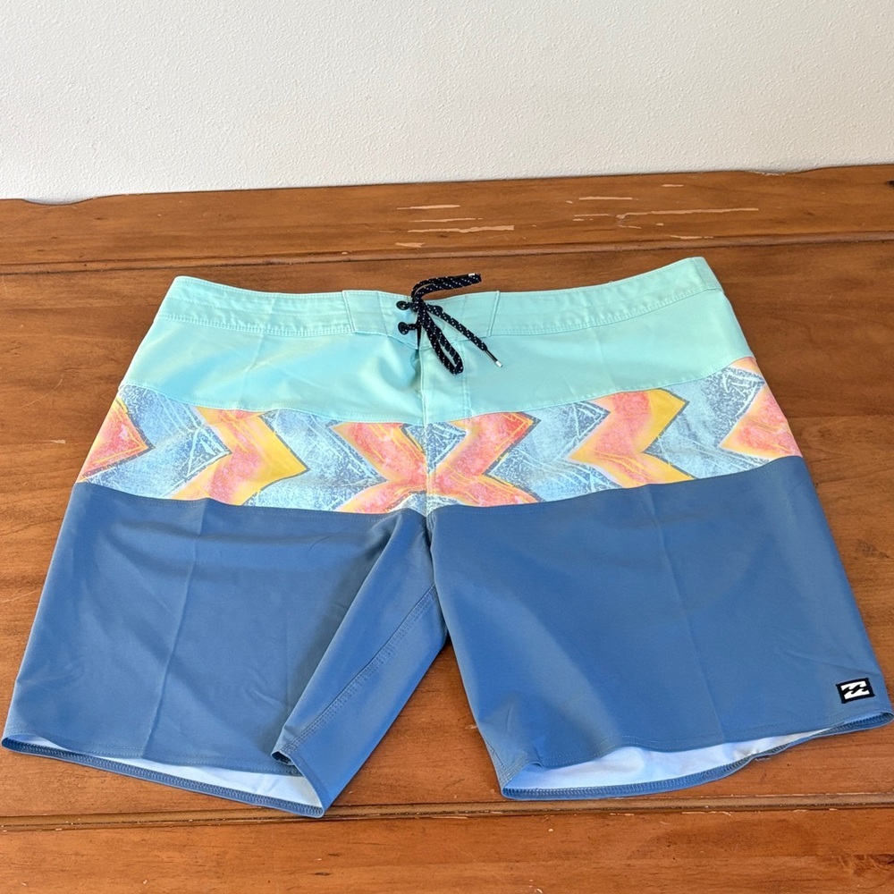 Billabong NWOT Aqua and Blue Board Shorts Size 40